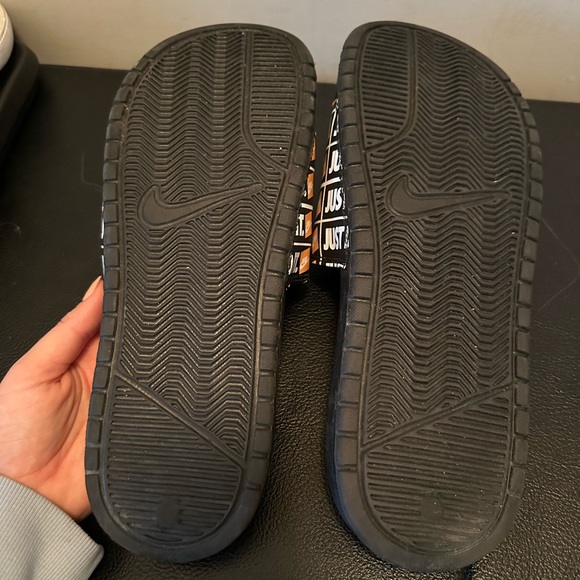 Nike Men's Logo Slides - Size 9M - Picture 2 of 2